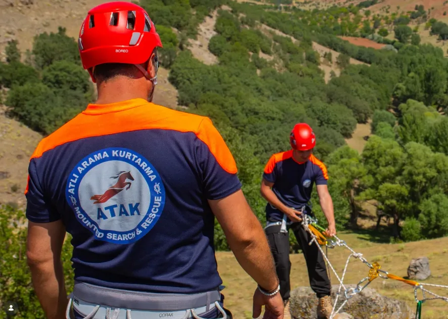 Atlı ekip arazide